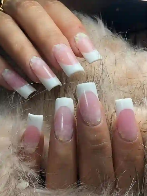 آموزش کاشت ناخن تخصصی در آموزشگاه بامدرس با مدرک