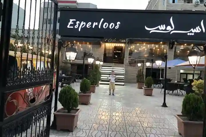 کافه اسپرلوس با ظاهری مشابه با کافه‌های اروپایی در سعادت آباد