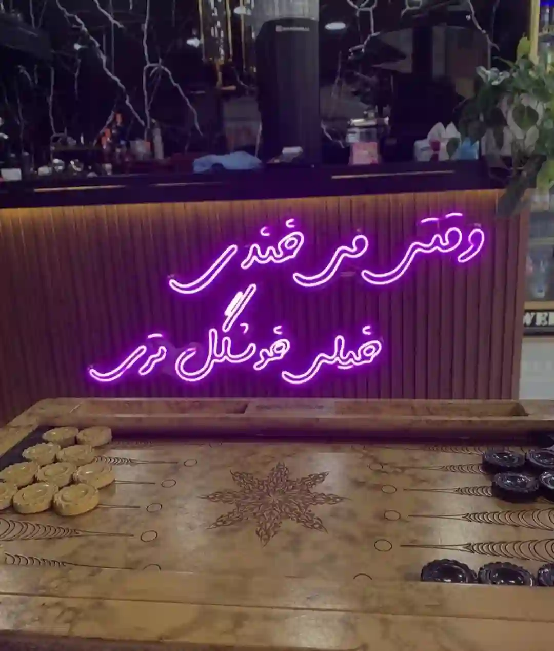 ساخت انواع تابلوهای نئون و LED