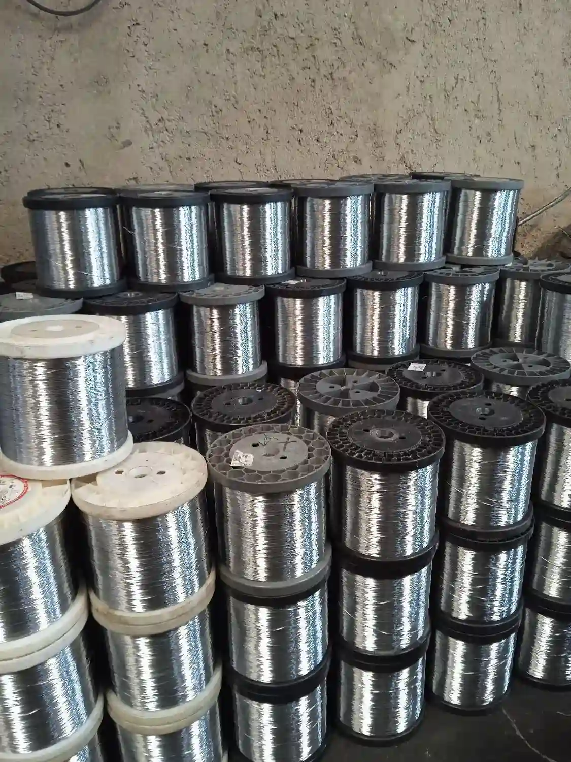 عرضه سیم مفتول گالوانیزه به صورت قرقره