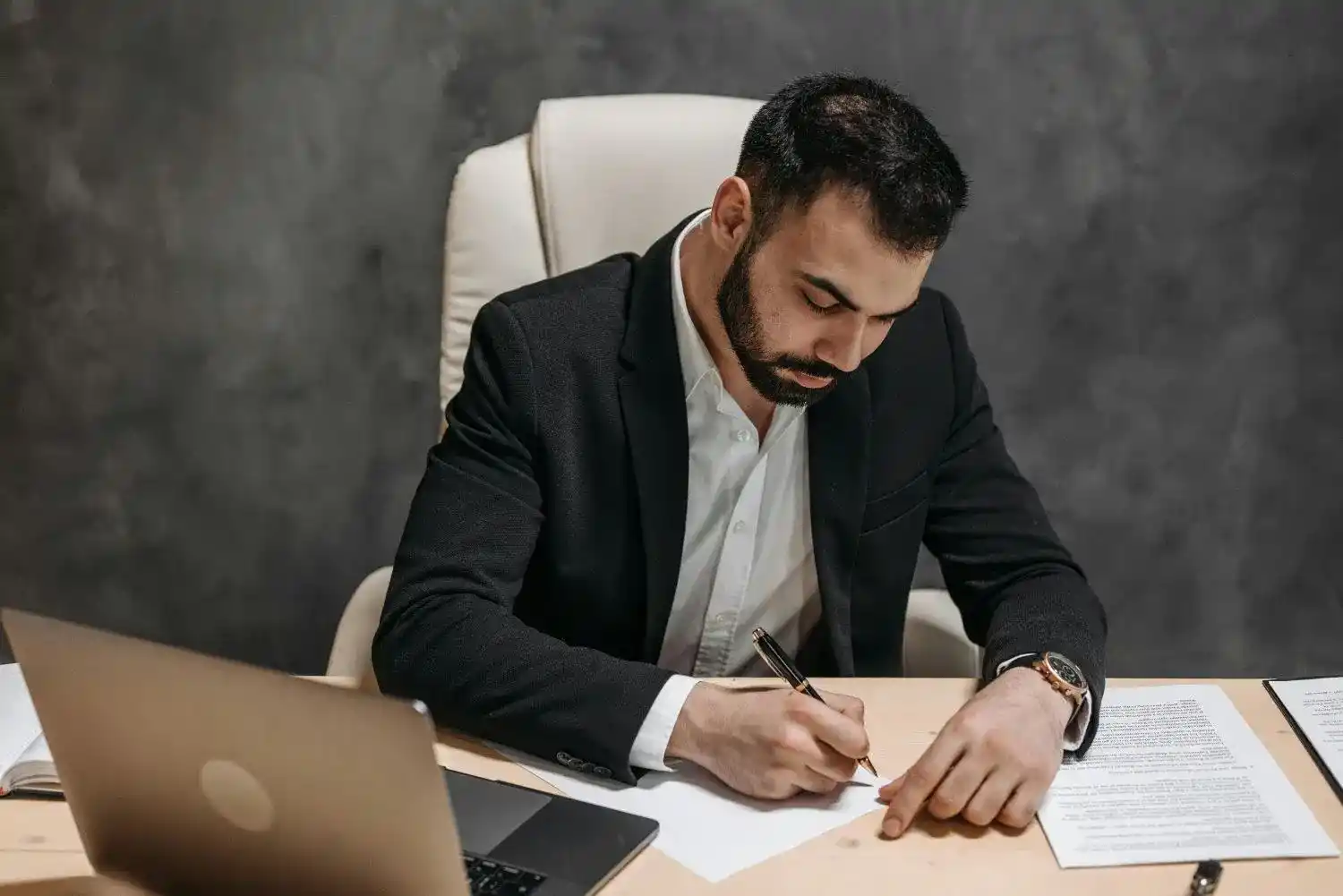 وکیل پایه یک دادگستری و بین المللی با ۱۵ سال سابقه وکالت