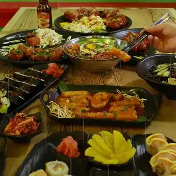 کاخ رستوران سوان همراه با آثار هنری و کتاب های ادبی